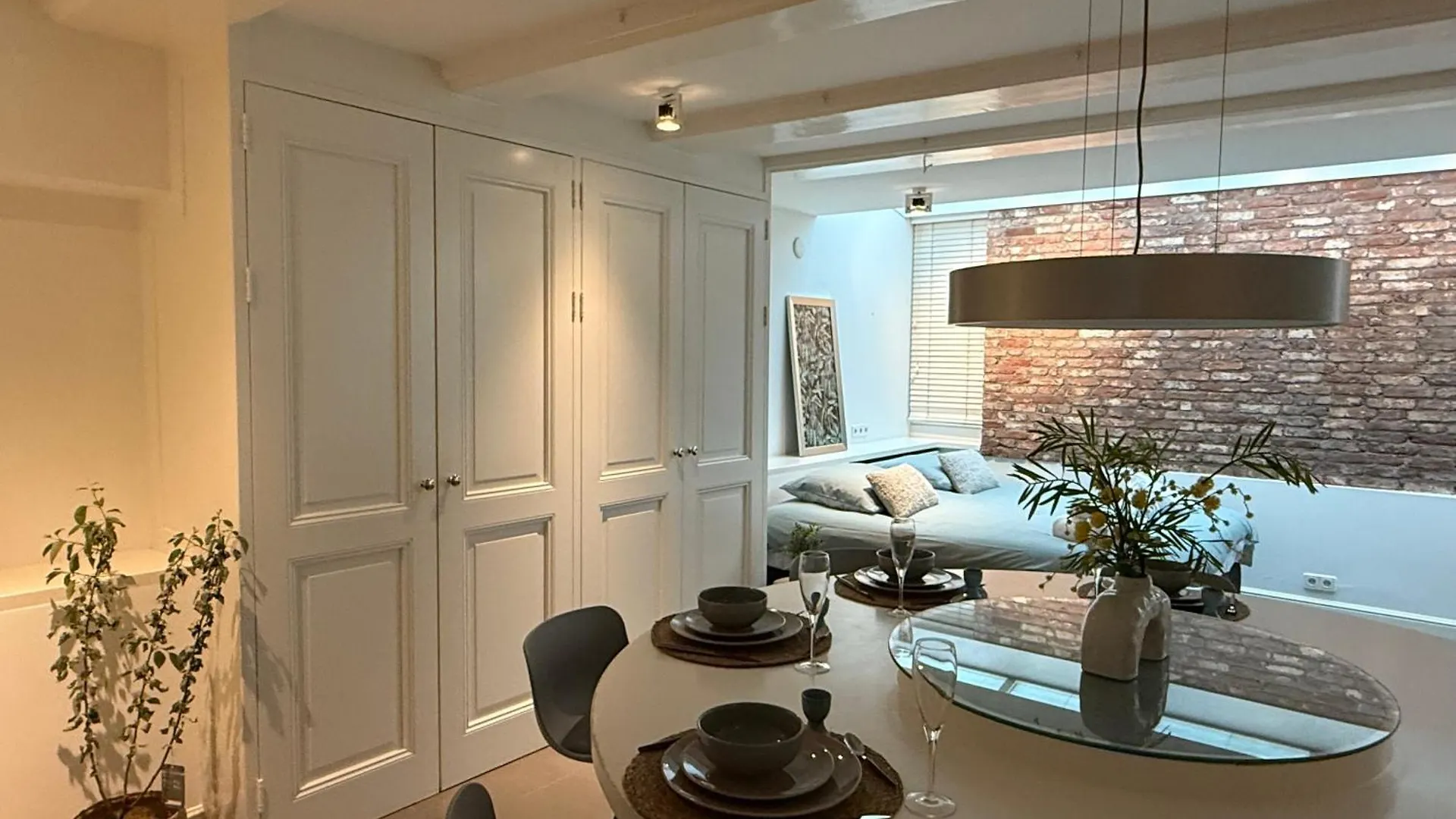 Elegant Canal-Side Apartment In Heart Of Amsterdam