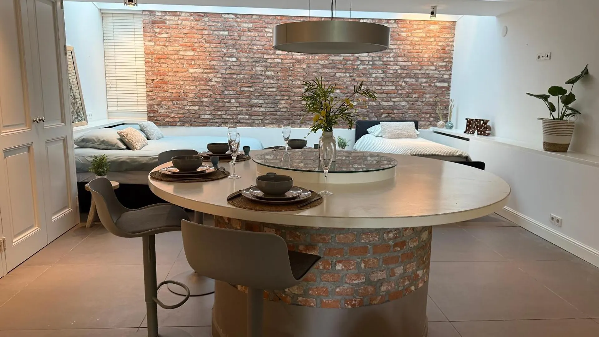 Elegant Canal-Side Apartment In Heart Of Amsterdam