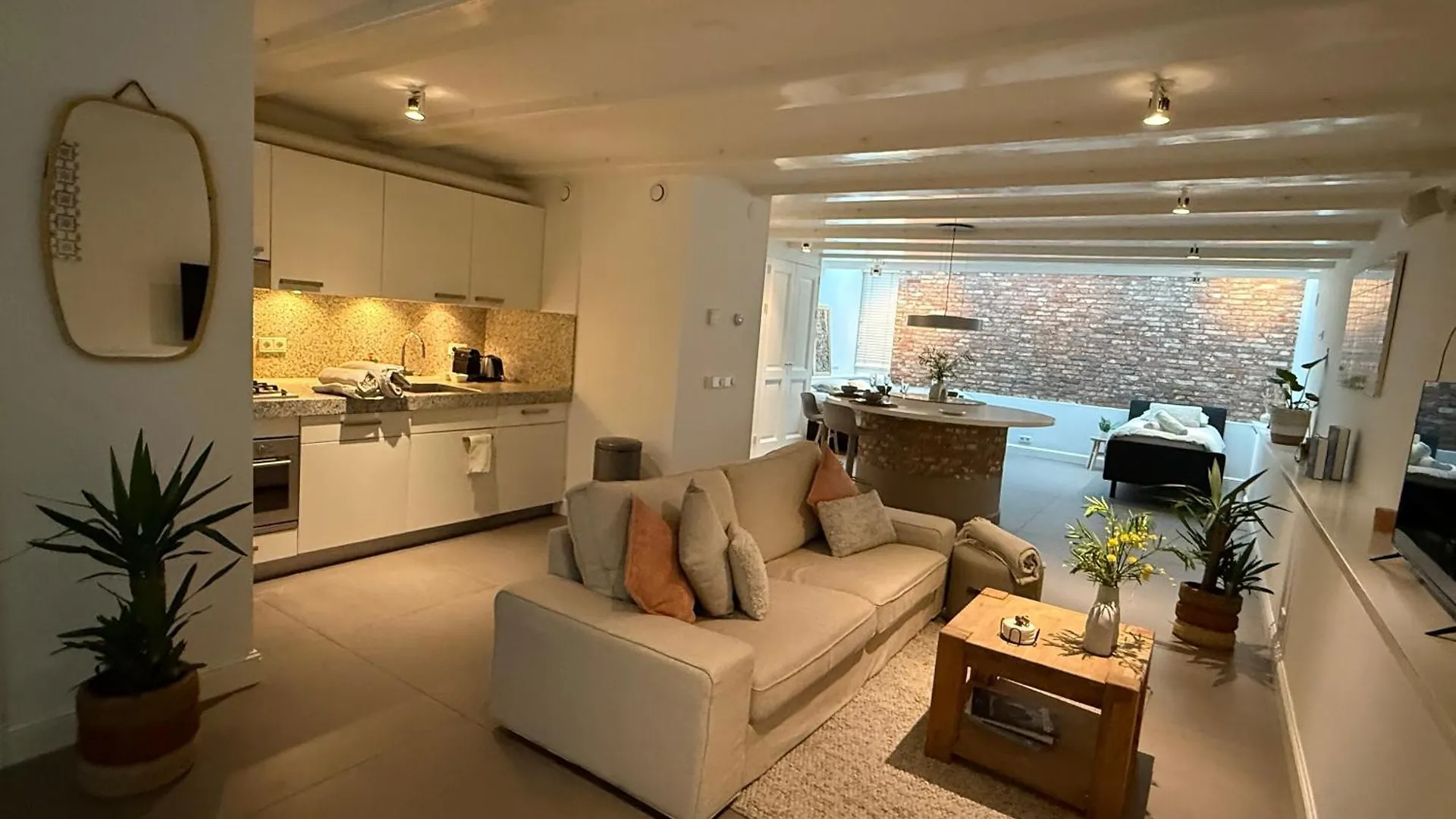 Elegant Canal-Side Apartment In Heart Of Amsterdam