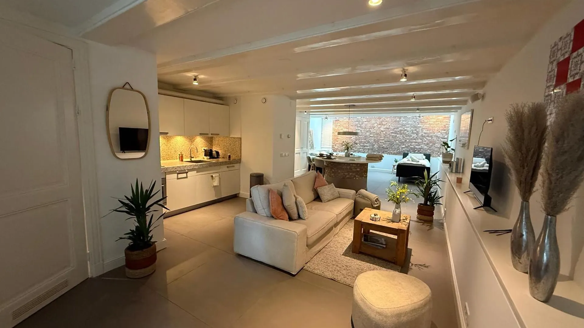 Elegant Canal-Side Apartment In Heart Of Amsterdam