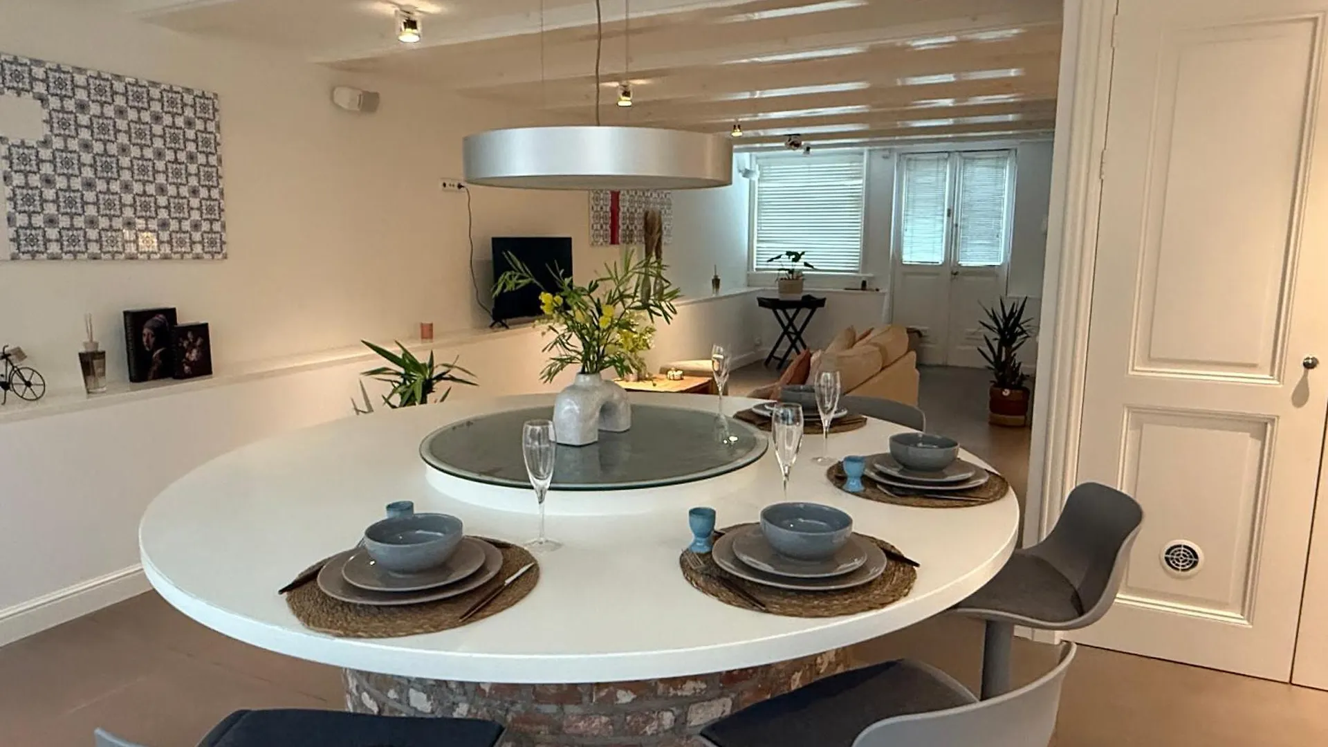 Elegant Canal-Side Apartment In Heart Of Amsterdam